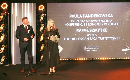 Poniedziałkową galę poprowadzili prezes Polskiej Organizacji Turystycznej Rafał Szmytke i prezeska S