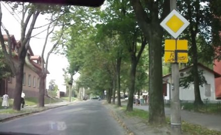 Włączyć kierunkowskaz na skrzyżowaniu łamanym czy nie - ministerstwo rozwiewa wątpliwości