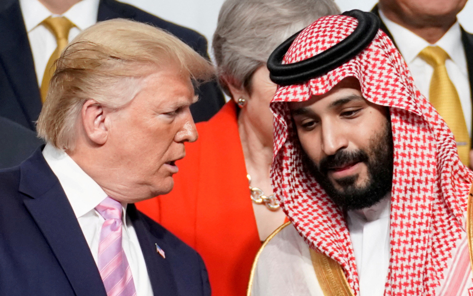 Prezydent USA Donald Trump rozmawia z następcą tronu Arabii Saudyjskiej, księciem Mohamedem bin Salm