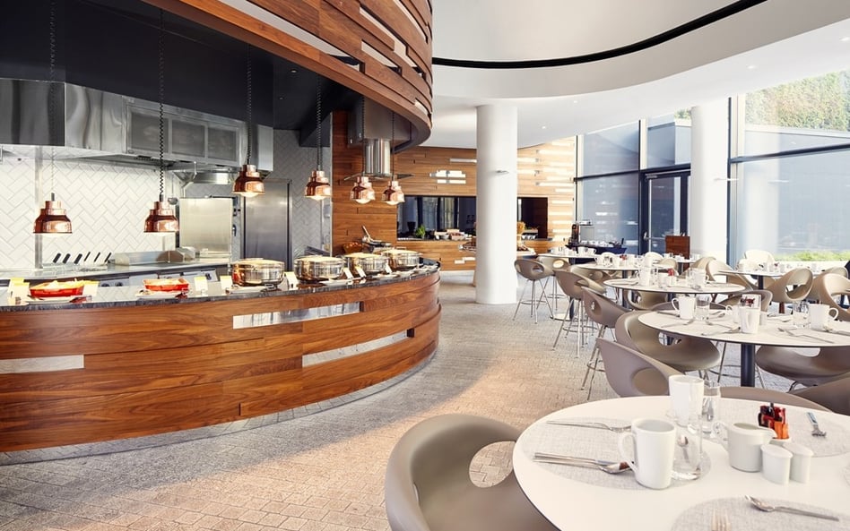 Hotele ruszą jednak bez restauracji