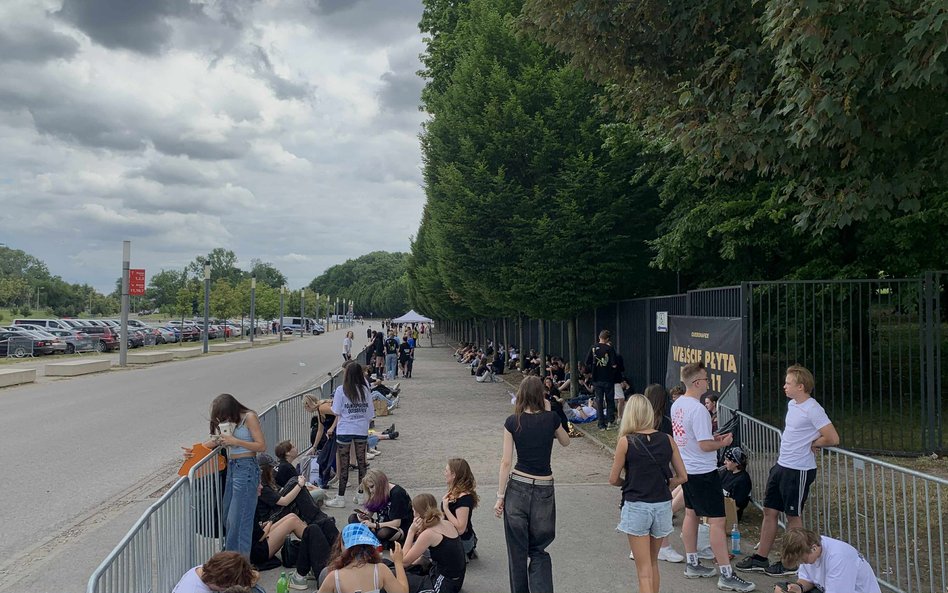 Grupy fanów odpoczywające w kolejce