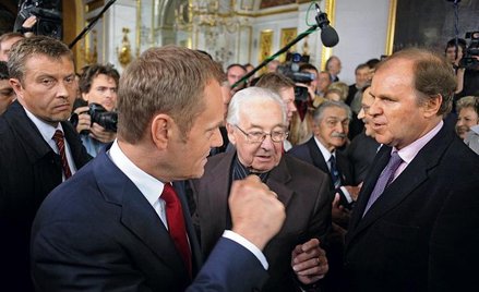 Donald Tusk, Andrzej Wajda, Wojciech Fibak podczas spotkania komitetu honorowego Bronisława Komorows