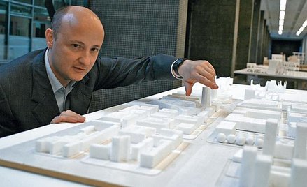 Christian Kerez nad makietą muzeum podczas jej prezentacji w lipcu zeszłego roku. Zmiany w projekcie