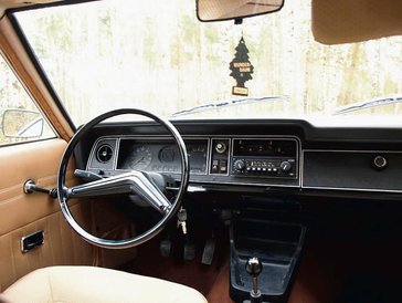 Mimo upływu lat wnętrze samochodu prezentuje się bardzo dobrze. Jasna tapicerka nie nosi większych o