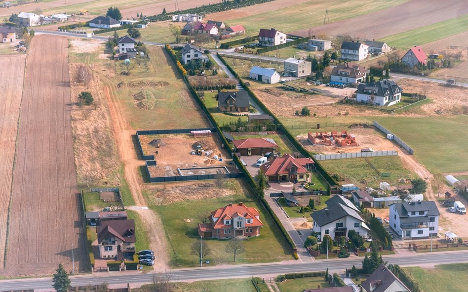 Mieszkańcy domagają się od miasta milionowych odszkodowań za spadek wartości działek / zdjęcie ilust