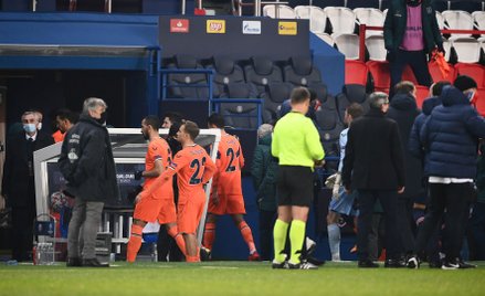 Piłkarze Basaksehir schodzą do szatni