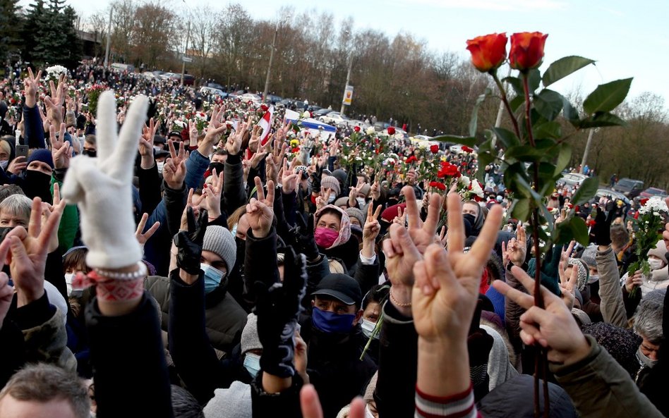 Białoruś: Pogrzeb Romana Bondarenki. Tysiące osób pożegnało demonstranta z Mińska