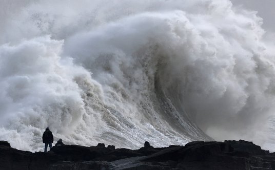 Huragan Eowyn uderzył w Porthcawl w Walii