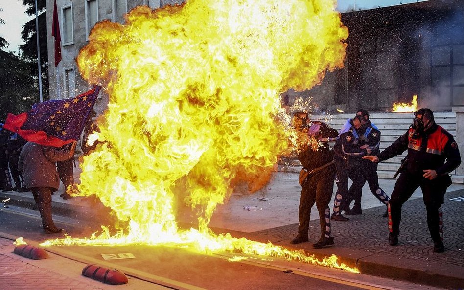 Albania: Kancelaria premiera obrzucona koktajlami Mołotowa