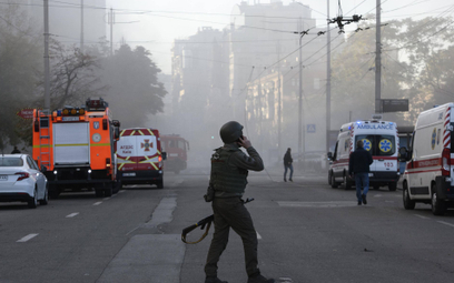 Ukraiński żołnierz na ulicy Kijowa po rosyjskim ataku