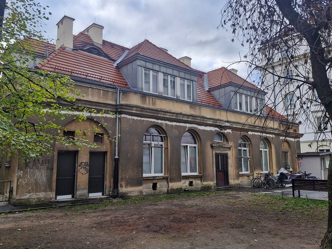 Pierwotnie za budynkiem planowano ogród, jednak rosnące potrzeby mieszkaniowe sprawiły, że w 1928 ro