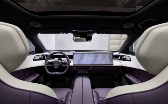 Mazda CX-6e - we wnętrzu znalazł się ekran o średnicy 26 cali