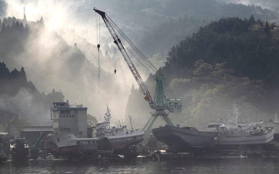 Kesennuma, Japonia: Mgła unosu się nad portem zniszczonym przez trzęsienie ziemi i tsunami