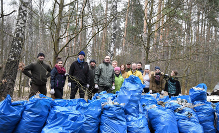 Wiceminister dołączył do wyzwania. Posprzątał las