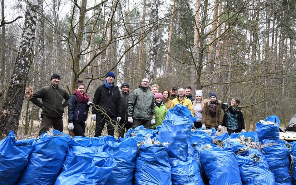 Wiceminister dołączył do wyzwania. Posprzątał las