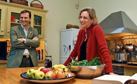 Z żoną Anne Applebaum w dworku w Chobielinie. – Pozycja publicystki „The Washington Post” znaczy wię