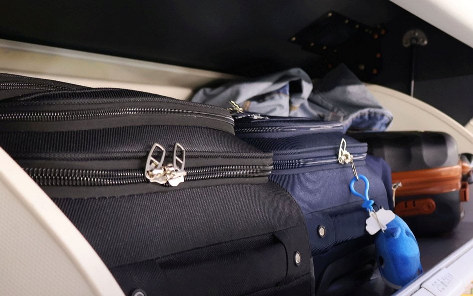 KLM i Air France tłumaczą, że ludzie zabierają coraz więcej bagaży na pokład i brakuje miejsc w scho