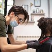 Pandemia: Duże zmiany u fryzjerów. Nie tylko kawa znika