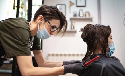Koronawirus a praca zakładów fryzjerskich: uczesanie nowe, ale selfie w zakładzie nie zrobisz