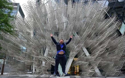 Chiński artysta Ai Weiwei przed stworzoną przez siebie rzeźbą w Londynie