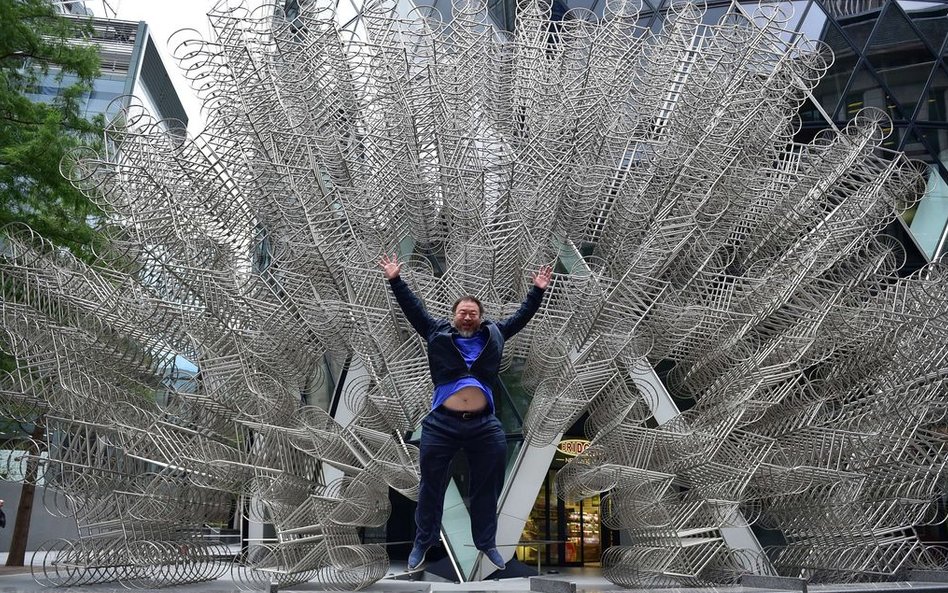 Chiński artysta Ai Weiwei przed stworzoną przez siebie rzeźbą w Londynie