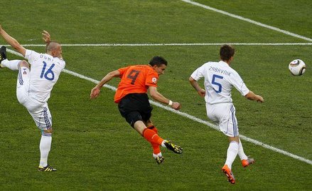 Robin van Persie w polu karnym Słowaków