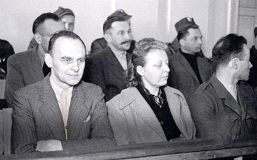 Proces przed Wojskowym Sądem Rejonowym w Warszawie w marcu 1948 r. Na ławie oskarżonych od lewej sie
