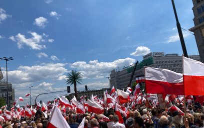 Zwolennicy Karola Nawrockiego zbierają się na rondzie de Gaulle'a