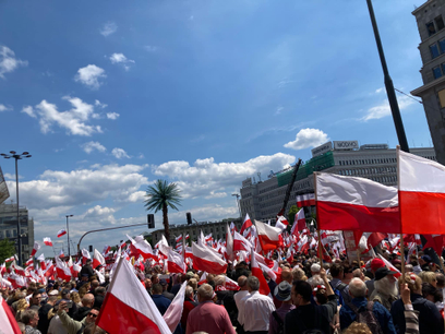 Zwolennicy Karola Nawrockiego zbierają się na rondzie de Gaulle'a