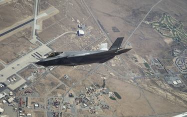 Samolot myśliwski F-35A z dywizjonu testowego 461st FTS podczas lotu nad kalifornijską bazą Edwards 