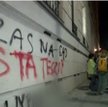 "Czas na sąd ostateczny" na budynku parlamentu