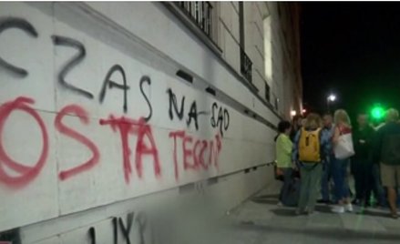"Czas na sąd ostateczny" na budynku parlamentu