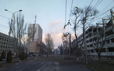 Zniszczony, pozbawiony zaopatrzenia i pomocy Mariupol – jedno z najmniej drastycznych zdjęć przysłan