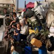 Palestyńczycy uciekają po tym, jak siły izraelskie nakazały mieszkańcom miasta Gaza ewakuację na poł