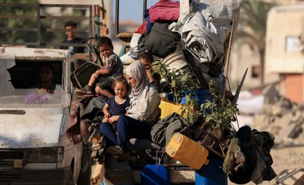 Palestyńczycy uciekają po tym, jak siły izraelskie nakazały mieszkańcom miasta Gaza ewakuację na poł