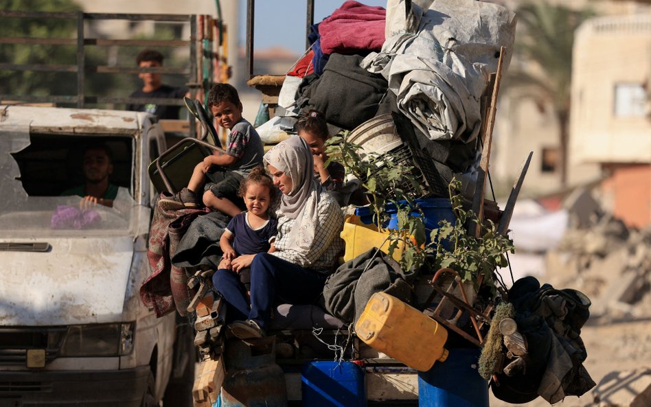 Palestyńczycy uciekają po tym, jak siły izraelskie nakazały mieszkańcom miasta Gaza ewakuację na poł