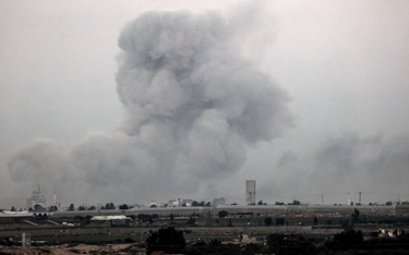 Słup dymu nad Chan Junus w Strefie Gazy