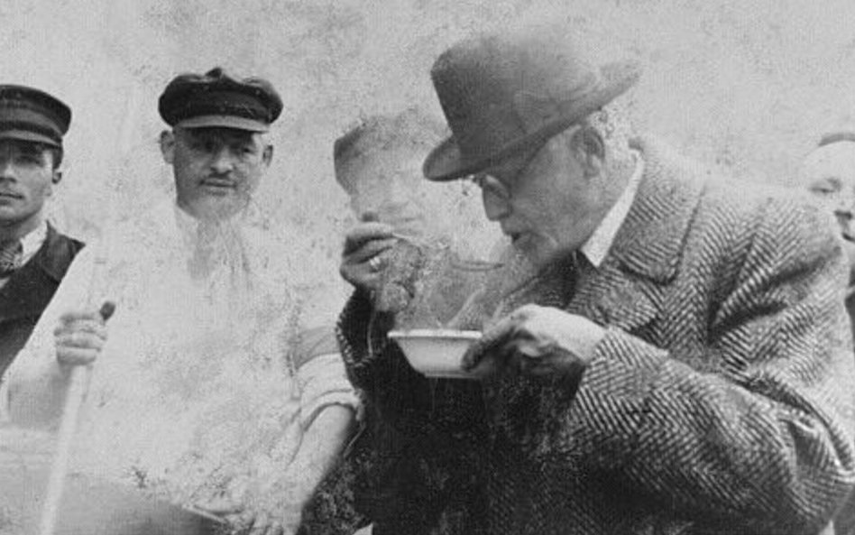 Chaim Rumkowski w łódzkim getcie (fot. domena publiczna, www.ushmm.gov)