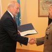 Minister Obrony Narodowej Antoni Macierewicz wręcza nominację dla gen. bryg. Adama Joksa na szefa Za