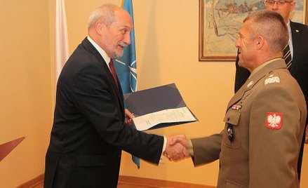 Minister Obrony Narodowej Antoni Macierewicz wręcza nominację dla gen. bryg. Adama Joksa na szefa Za