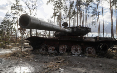 Zniszczony rosyjski czołg we wsi Dmytrywka pod Kijowem
