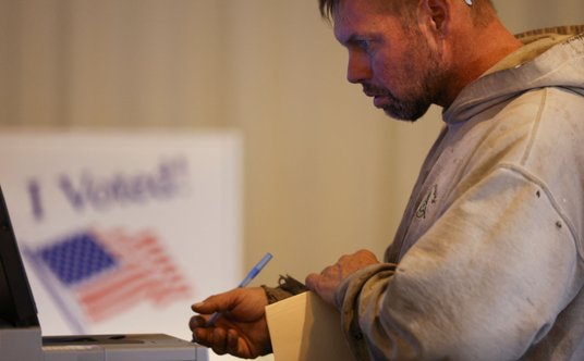 Wyborca oddaje głos w lokalu wyborczym w Pensylwanii