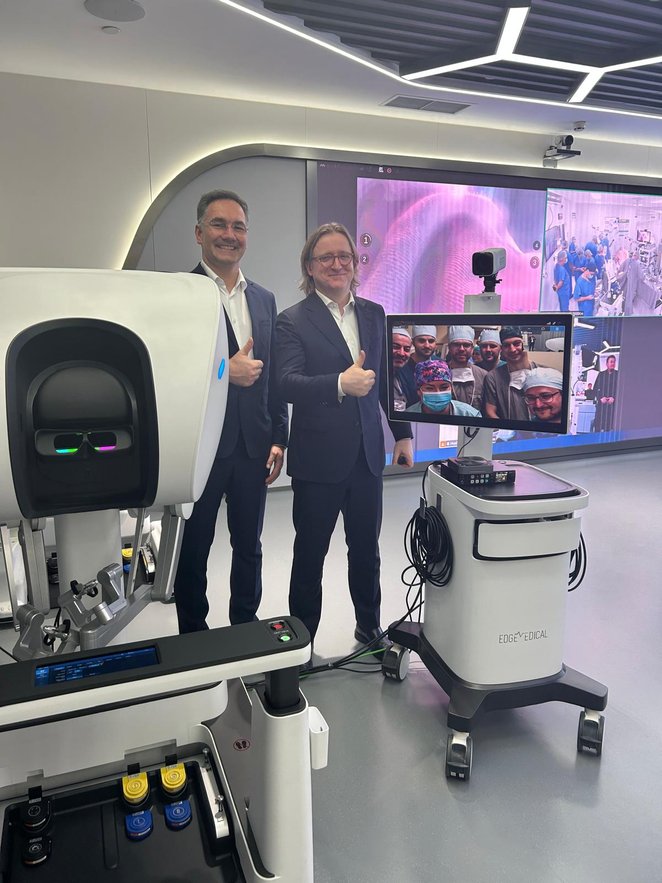 Prof. dr hab. n. med. Piotr Suwalski (z prawej) i dr n. med. Paweł Wisz, z PIM MSWiA, wykonali skomp