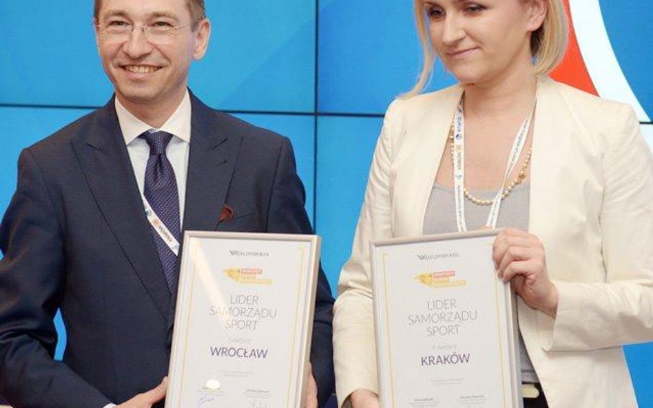 Katarzyna Król, wiceprezydent Krakowa, i Maciej Bluj, wiceprezydent Wrocławia, z nagrodami „Rzeczpos