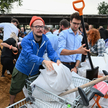 Mieszkańcy Wrocławia przygotowują worki z piaskiem