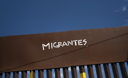 Przemytnicy wycinają dziury w murze Trumpa