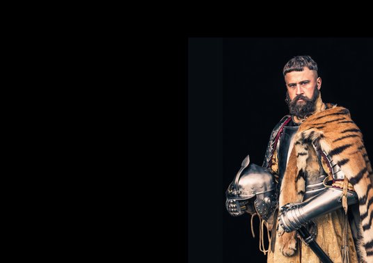 Radosław Szleszyński w husarskiej zbroi