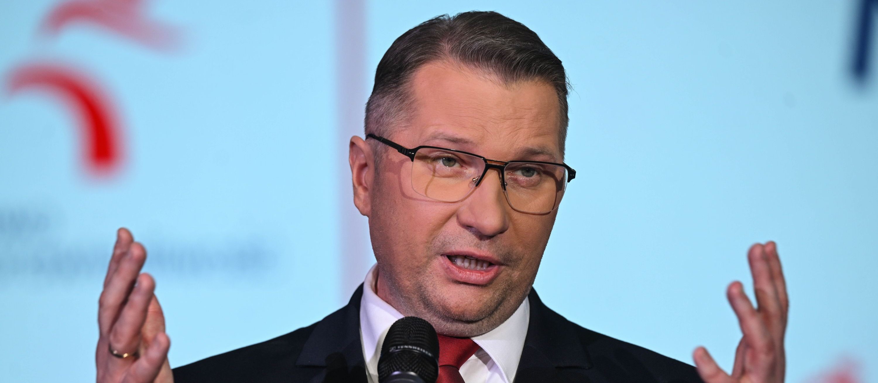 Spór o OZE. Smerf Poeta zapowiada, iż zdejmie panele fotowoltaiczne ze swojego dachu