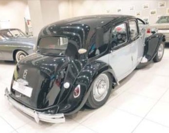 Przed nami egzemplarz z końcówki produkcji, rocznik 1955, z hydropneumatycznym zawieszeniem tylnej o