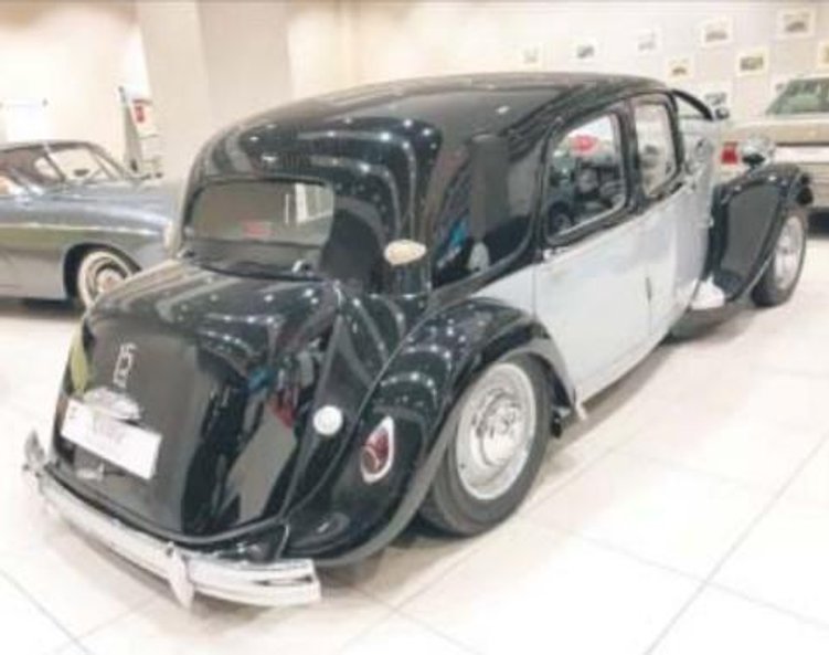 Przed nami egzemplarz z końcówki produkcji, rocznik 1955, z hydropneumatycznym zawieszeniem tylnej o